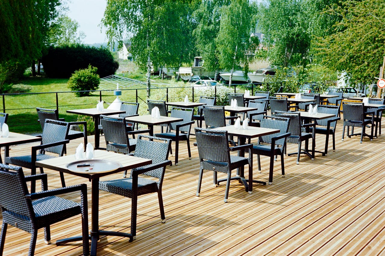 Pose de terrasse bois sur mesure d'un restaurant à Lyon