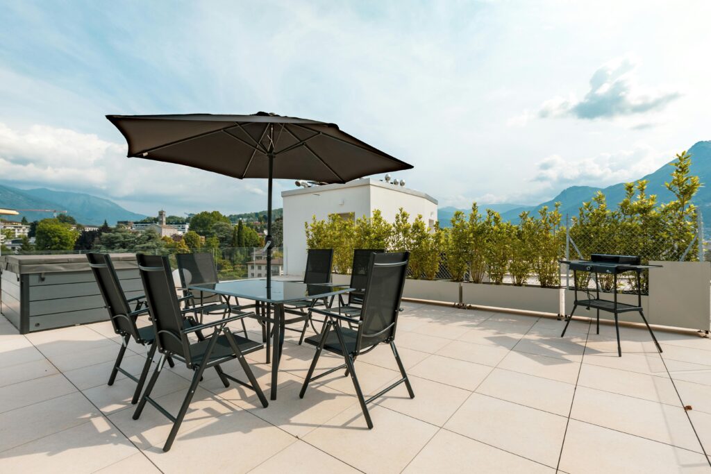 Pose de terrasse carrelage sur mesure en toit terrasse à Lyon